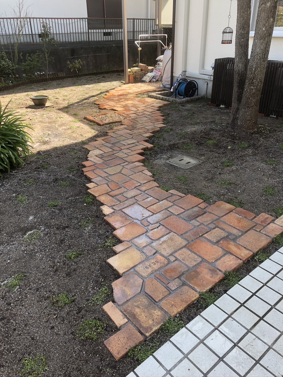 レンガの道があるお庭の写真
